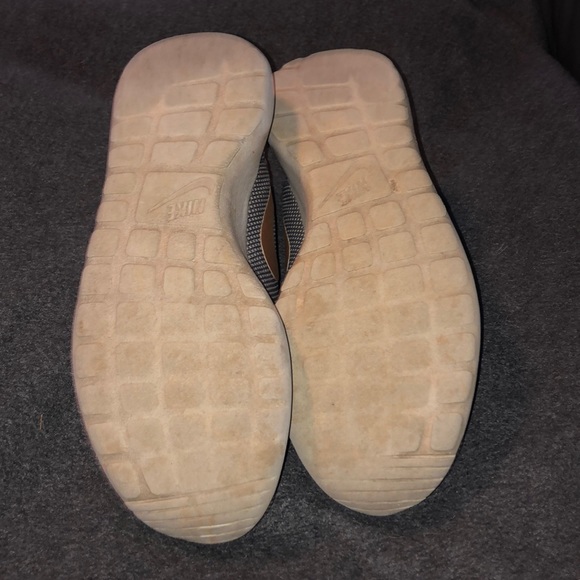 Nike Roshe grey with gold swoosh - Picture 4 of 5